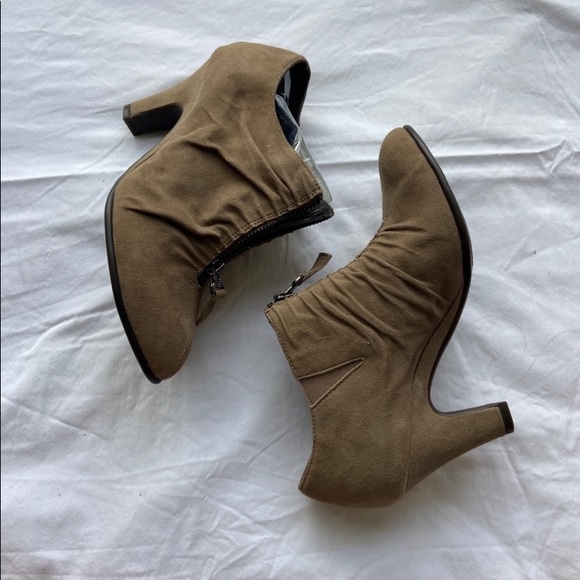 ❣️Aerosoles Brown Suede Heeled Ankle Boots❣️ - Picture 2 of 7